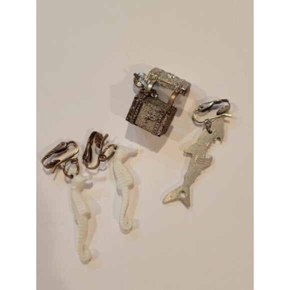 Rare Vintage Plastic Seahorse Treasure Chest Shark Ocean Theme Clip Earrings Lot - Picture 8 of 14